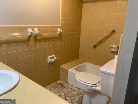 Bath - 218 Lassiter Dr, Dublin, GA 31021 photo 1 of 3