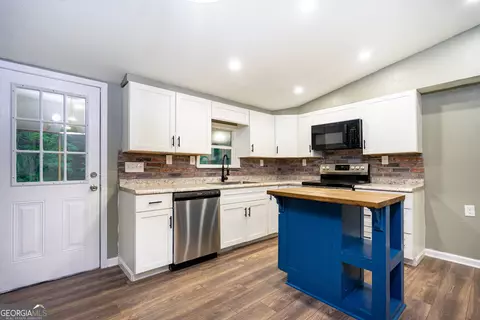 Kitchen - 323 Robert Taylor Rd, Lagrange, GA 30240 photo 2 of 3