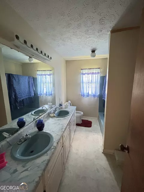 Bath - 378 Arena Rd, Perry, GA 31069 photo 1 of 2
