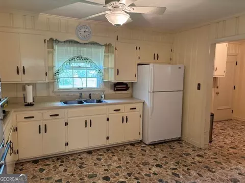 Kitchen - 18 North Ave, Hampton, GA 30228 photo 2 of 3