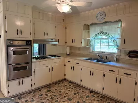 Kitchen - 18 North Ave, Hampton, GA 30228 photo 3 of 3