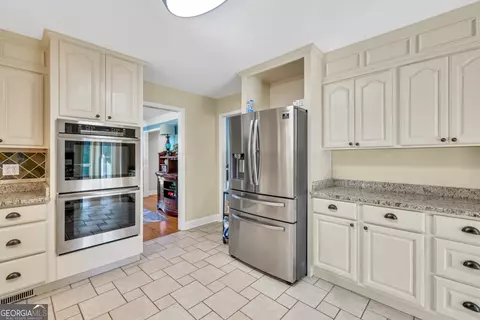 Kitchen - 1362 We King Rd, Commerce, GA 30530 photo 4 of 5