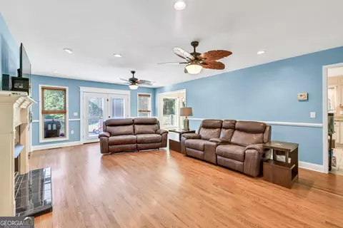 Living - 1362 We King Rd, Commerce, GA 30530 photo 2 of 6