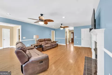 Living - 1362 We King Rd, Commerce, GA 30530 photo 1 of 6