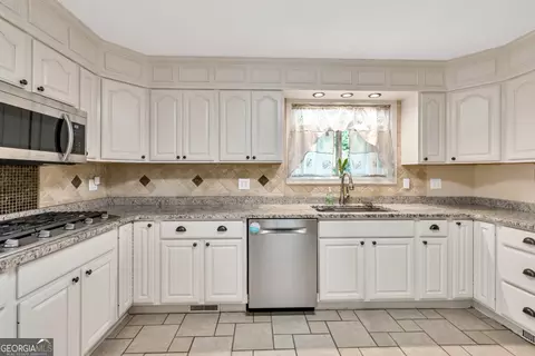 Kitchen - 1362 We King Rd, Commerce, GA 30530 photo 3 of 5