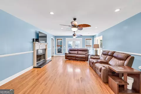 Living - 1362 We King Rd, Commerce, GA 30530 photo 4 of 6