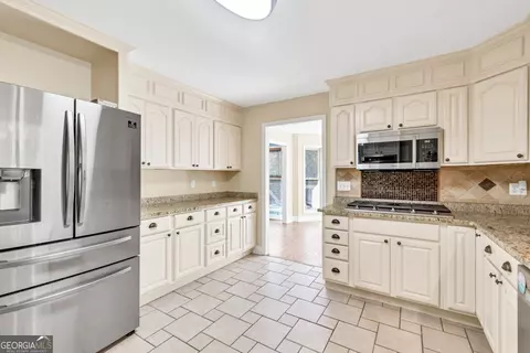 Kitchen - 1362 We King Rd, Commerce, GA 30530 photo 5 of 5