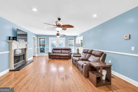 Living - 1362 We King Rd, Commerce, GA 30530 photo 3 of 6
