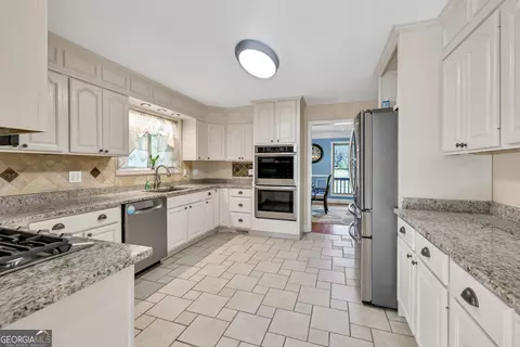 Kitchen - 1362 We King Rd, Commerce, GA 30530 photo 2 of 5