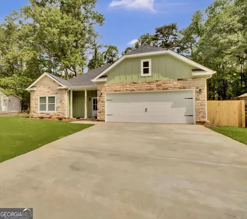 Exterior - 6022 Fieldcrest Dr, Morrow, GA 30260 photo 2 of 4