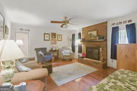 Living - 154 Willowdell Dr, Toccoa, GA 30577 photo 2 of 2