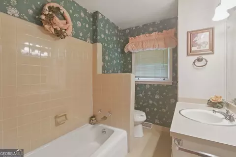 Bath - 154 Willowdell Dr, Toccoa, GA 30577 photo 1 of 4
