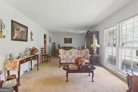 Living - 154 Willowdell Dr, Toccoa, GA 30577 photo 1 of 2