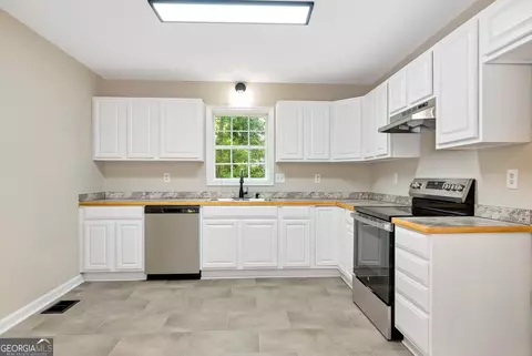 Kitchen - 235 Baugh St, Commerce, GA 30529 photo 1 of 2