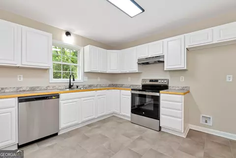 Kitchen - 235 Baugh St, Commerce, GA 30529 photo 2 of 2