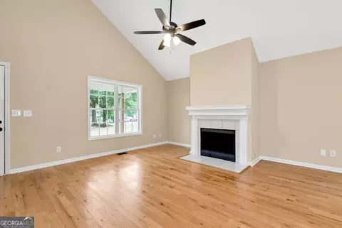 Living - 235 Baugh St, Commerce, GA 30529 photo 2 of 5