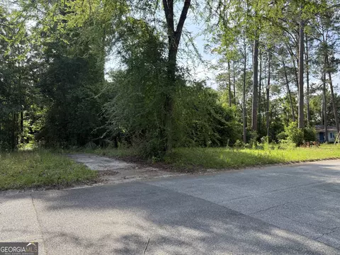 1102 Saint Marys Dr, Waycross, GA 31501