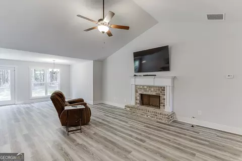 Living - 3239 Tommy Dillard Rd, Monroe, GA 30656 photo 2 of 4