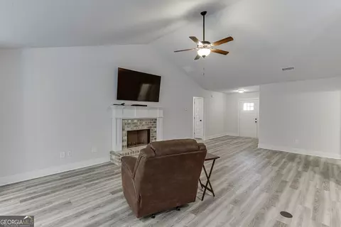 Living - 3239 Tommy Dillard Rd, Monroe, GA 30656 photo 3 of 4