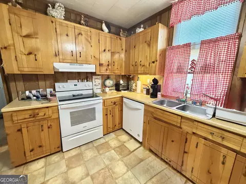 Kitchen - 307 Harwell Ave, Lagrange, GA 30240 photo 4 of 7