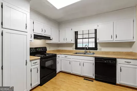 Kitchen - 121 Stonewood Dr, Toccoa, GA 30577 photo 2 of 2
