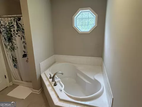 Bath - 3550 W Point Rd, Lagrange, GA 30240 photo 2 of 4
