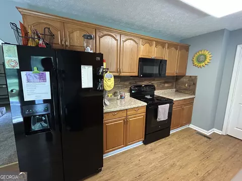 Kitchen - 3550 W Point Rd, Lagrange, GA 30240 photo 4 of 7