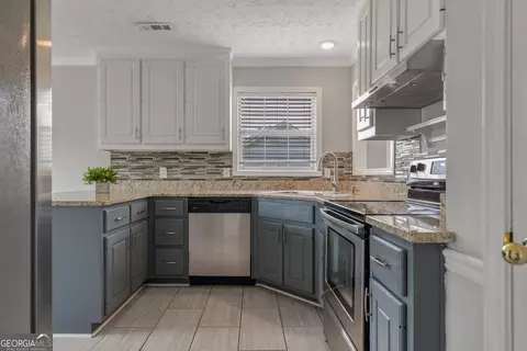 Kitchen - 175 Dove Pt, Covington, GA 30016 photo 2 of 5