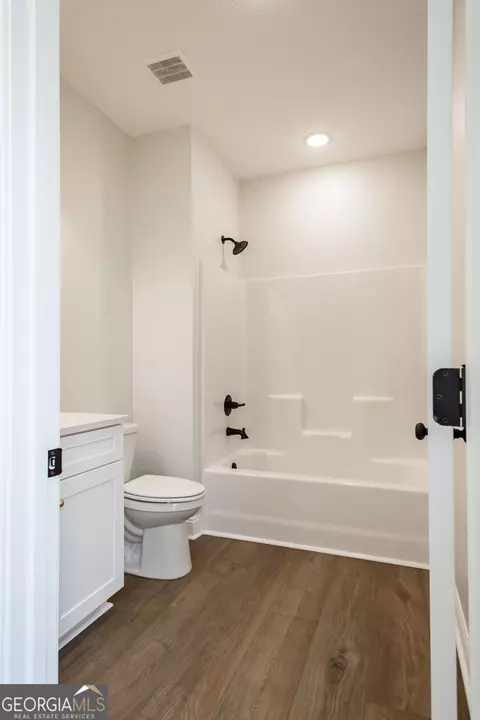 Bath - 322 Walker St, Blackshear, GA 31516 photo 3 of 4