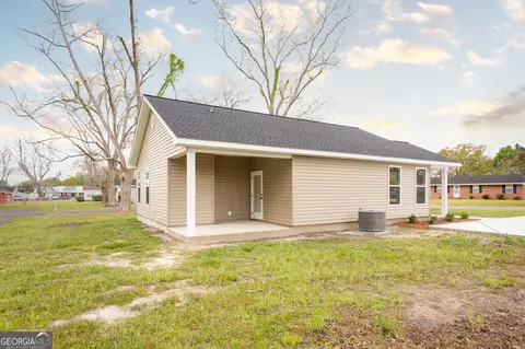 Exterior - 322 Walker St, Blackshear, GA 31516 photo 4 of 5