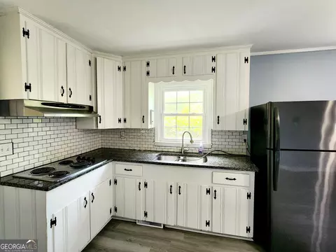 Kitchen - 111 Oconee St, Warner Robins, GA 31088 photo 3 of 3