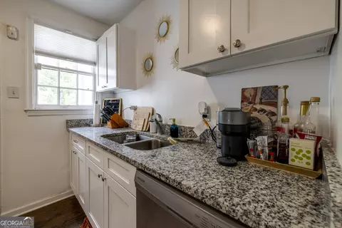 Kitchen - 6 Oleander Ave, Savannah, GA 31404 photo 4 of 5