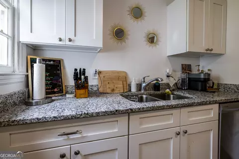 Kitchen - 6 Oleander Ave, Savannah, GA 31404 photo 5 of 5