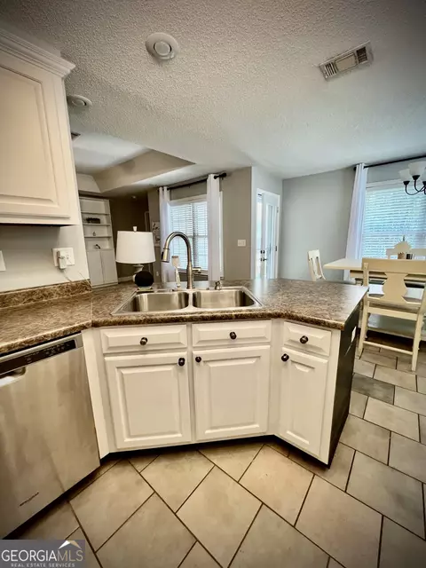 Kitchen - 313 Shadow Pond, Dublin, GA 31021 photo 4 of 5
