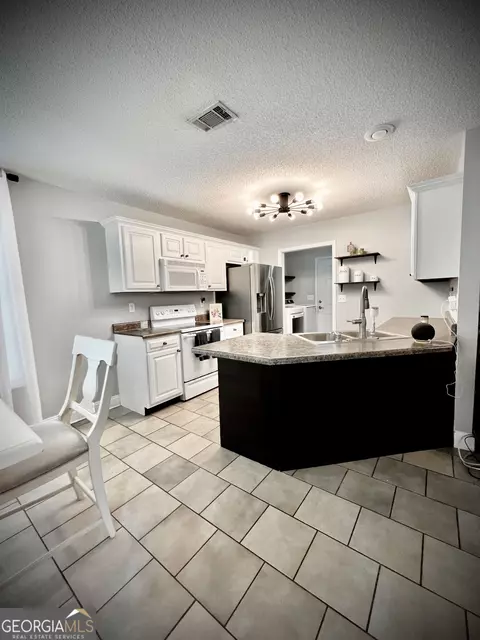 Kitchen - 313 Shadow Pond, Dublin, GA 31021 photo 1 of 5