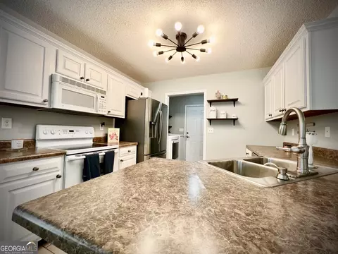 Kitchen - 313 Shadow Pond, Dublin, GA 31021 photo 5 of 5