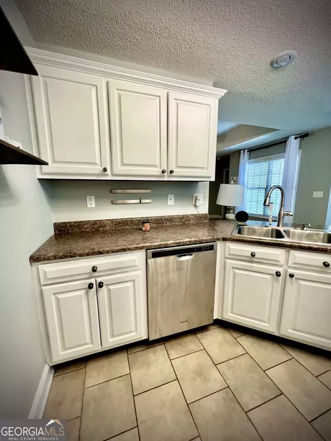 Kitchen - 313 Shadow Pond, Dublin, GA 31021 photo 3 of 5