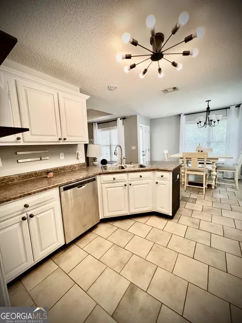 Kitchen - 313 Shadow Pond, Dublin, GA 31021 photo 2 of 5