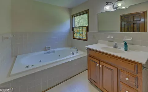 Bath - 3152 Prather Bridge Rd, Toccoa, GA 30577 photo 2 of 8