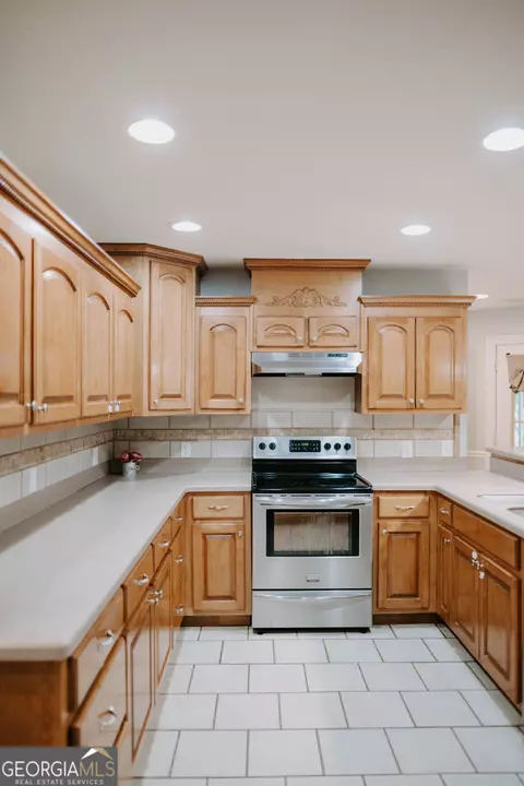 Kitchen - 405 Candler Rd, Williamson, GA 30292 photo 3 of 4