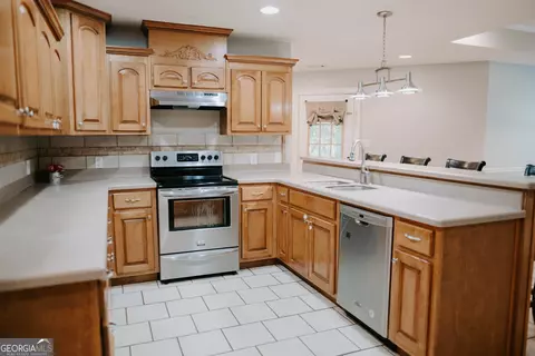 Kitchen - 405 Candler Rd, Williamson, GA 30292 photo 4 of 4