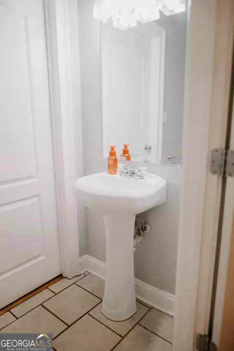 Bath - 405 Candler Rd, Williamson, GA 30292 photo 4 of 4