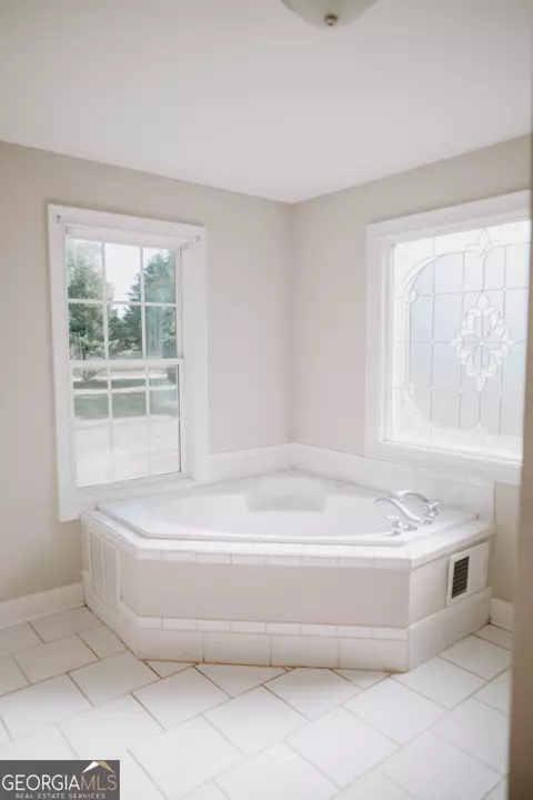 Bath - 405 Candler Rd, Williamson, GA 30292 photo 3 of 4
