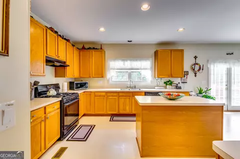 Kitchen - 1373 Fall River Dr, Conyers, GA 30013 photo 3 of 4