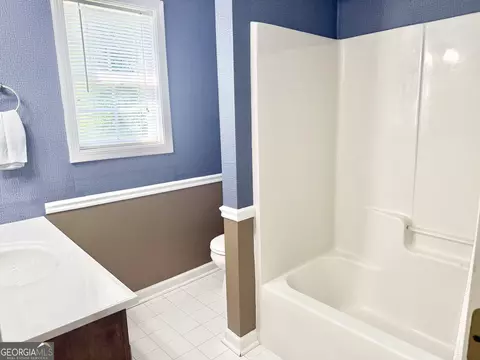 Bath - 144 Northshore Dr, Lagrange, GA 30240 photo 3 of 5