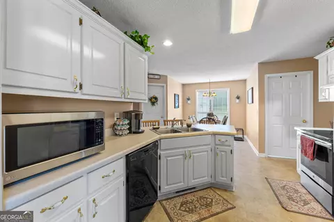 Kitchen - 41 Williamson Trce, Williamson, GA 30292 photo 3 of 3