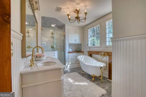 Bath - 407 E 3rd St, Rome, GA 30161 photo 3 of 6