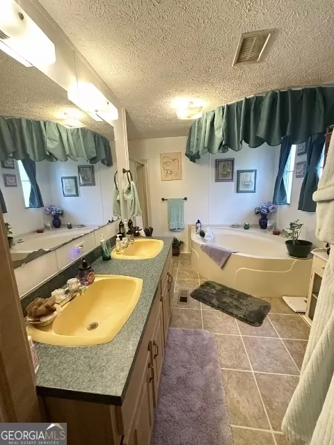 Bath - 57 Georgia Ave, Adrian, GA 31002 photo 2 of 4