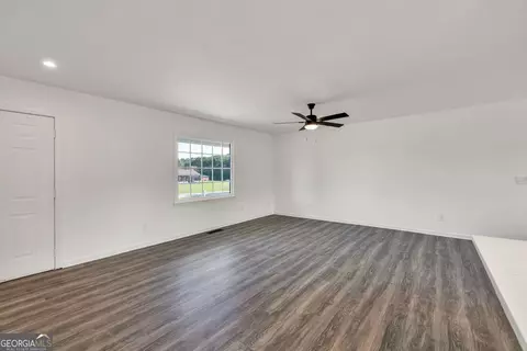 Living - 716 Phillips Dr, Monroe, GA 30656 photo 4 of 4