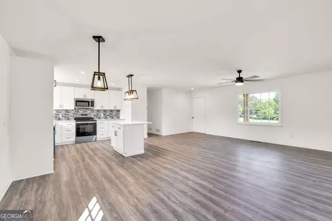 Living - 716 Phillips Dr, Monroe, GA 30656 photo 3 of 4